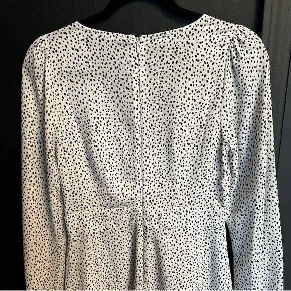 Forever 21 Romper White with black polka dots Long sleeves Zipper back, V-neck S - Picture 5 of 7